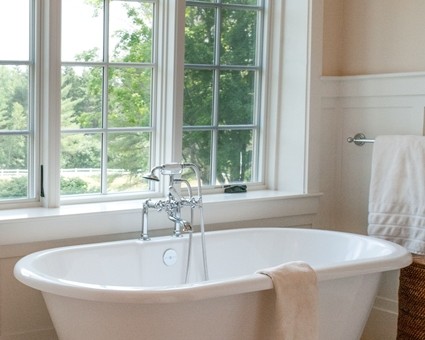 A bath tub in the middle of a bathroom.